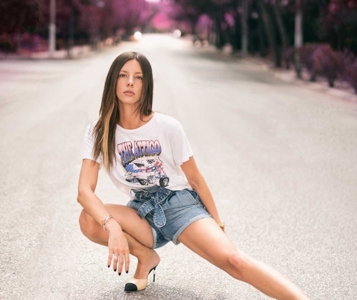 STYLE YOURSELF: Η ΧΡΥΣΙΑΝΝΑ ΑΝΔΡΙΟΠΟΥΛΟΥ ΑΠΟΚΩΔΙΚΟΠΟΙΕΙ ΤΟ GLAM SEXY
